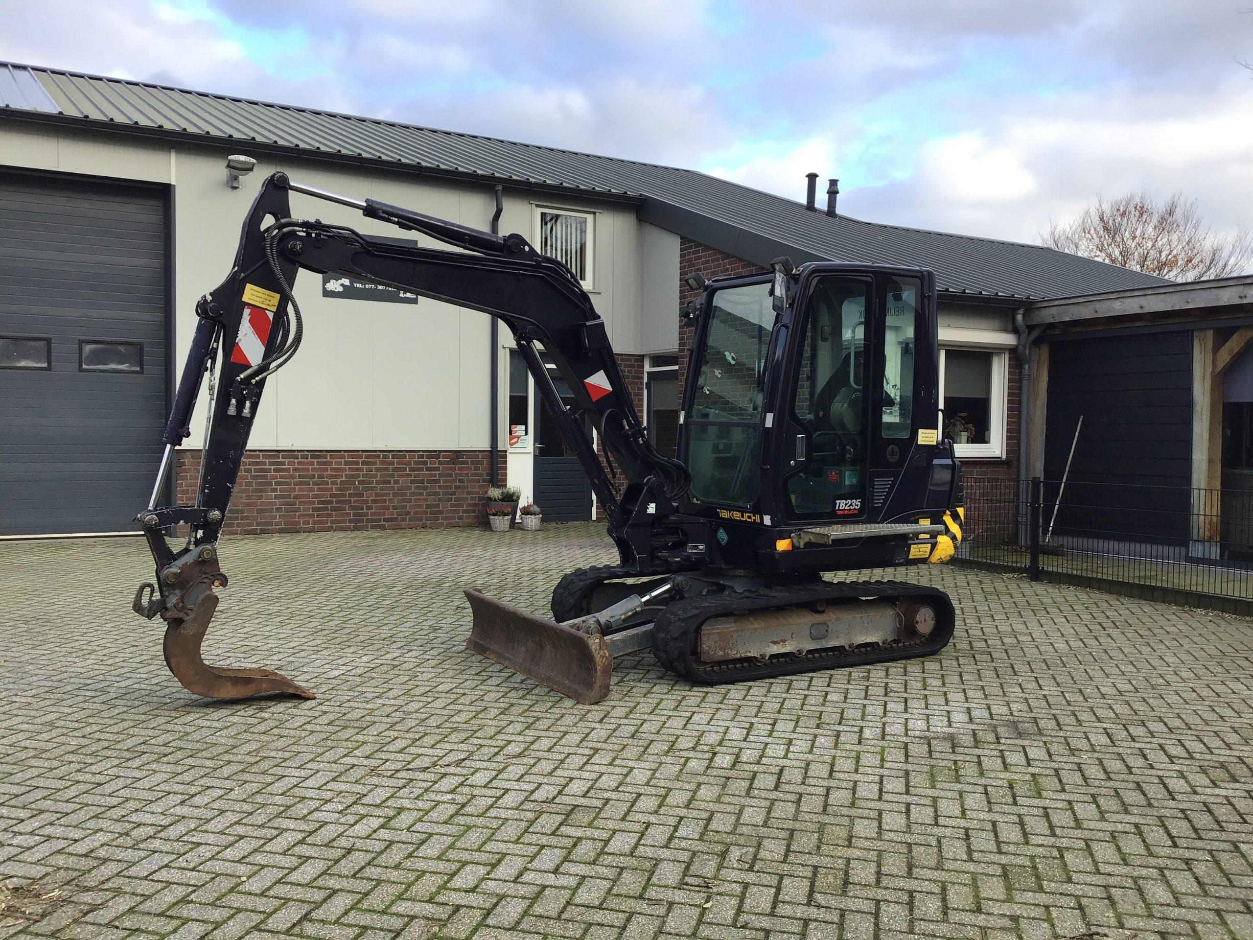 takeuchi-tb235-zwart-1 takeuchi-tb235-zwart-1